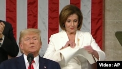 Președinta Camerei Reprezentanților, Nancy Pelosi, rupe discursul în forma scrisă pe care președintele american Donald Trump l-a prezentat despre starea națiunii