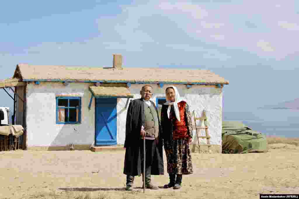 1935-жылдан Каралаевдин толук варианты боюнча &laquo;Манас&raquo; эпосун жазуу иши башталып, 1937-жылы үчилтиктин биринчи бөлүгү, кийин &laquo;Семетей&raquo;, &laquo;Сейтек&raquo; жазылып алынган. Мурда белгисиз болгон Кенендин, Алымсарыктын жана Кулансарыктын окуялары эпостун уландысы болгон. &laquo;Манас&raquo; эпосунун бул вариантынын жалпы көлөмү 500553 ыр саптарын түзгөн. Дүйнө элдеринин эпостору менен салыштырганда Саякбайдын "Манасы" көлөмү боюнча Гомердин &laquo;Илиада&raquo; жана &laquo;Одиссеясынан&raquo; 20 эсе, &laquo;Шахнамеден&raquo; 5 эсе, &laquo;Махабхаратадан&raquo; 2 эсе чоң.