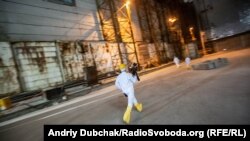 Спробуємо підійти до сьомої турбіни – найзабрудненішої в машинному залі ЧАЕС