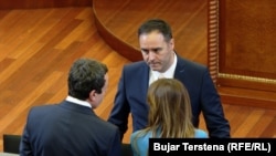 Nënkryetari i LVV-së, Glauk Konjufca, duke biseduar me kreun e partisë, Albin Kurtin dhe anëtaren, Albulena Haxhiun.