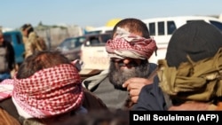 Багхуздан качып чыккан согушкерлер Ирак чек арасына жакын жерде, 2019-жылдын январь айы.