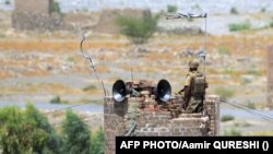 د پاکستان يو پوځي په شمالي وزيرستان کې د يو جومات په نړېدلې ميناره کې ولاړ دی ـ انځور له ارشيفه
