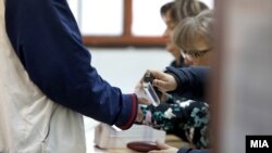 Архивска фотографија- гласање на гласачко место во Скопје.