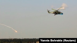 Мі-24 відстрілює теплові пастки поблизу Донецького аеропорту, 26 травня 2014