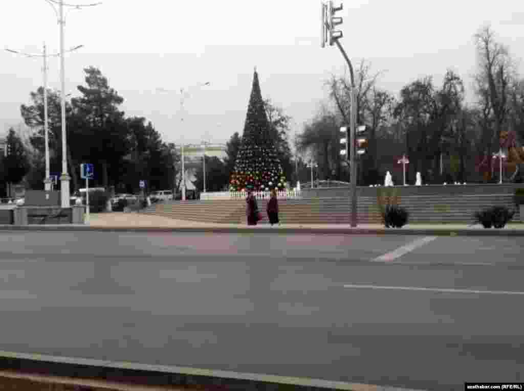 Ёлка у городского фонтана&nbsp;