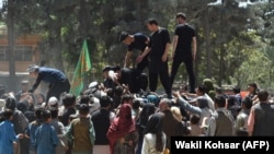 Талибдерден качкандарга тамак таратып жаткандар. Кабул