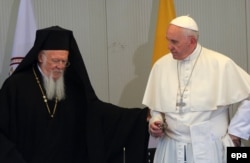 Вселенський патріарх Варфоломій та папа Римський Франциск. Нині, як кажуть оглядачі, Константинополь та Рим ведуть переговори, щоб уніфікувати відзначення Великодня, який християни східного та західного обрядів святкують наразі в різні дати