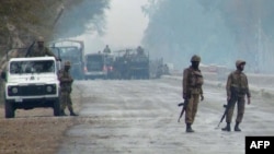 په لکي مروتو کې پوځیانو تر یو برید وروسته لویه لاره تړلې ده - پخوانی انځور. 