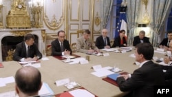 ფრანსუა ოლანდი შეხვედრას მართავს