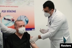 Ушул айда Түркиянын президенти Режеп Тайып Эрдоган коронавируска каршы вакцинанын үчүнчү дозасын алганын жарыялагaн.