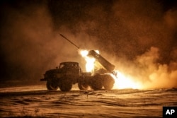 РСЗВ БМ-21 «Град» веде вогонь у напрямку позицій російської армії поблизу Часового Яру, Донецька область, 2025 рік