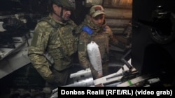 Артилеристи всередині САУ під час виконання бойової задачі