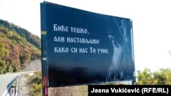 Jedan od bilborda na magistralnom putu od Budve ka Cetinju sa slikom preminulog mitropolita SPC Amfilohija i natpisom “Biće teško ali nastavljamo kako si nas Ti učio”.