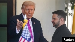 Президент США Дональд Трамп вітає президента України Володимира Зеленського в Білому домі у Вашингтоні, округ Колумбія, США, 17 жовтня 2025 року