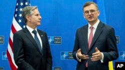 Держсекретар США Ентоні Блінкен і міністр закордонних справ України Дмитро Кулеба, який вперше взяв участь у Раді НАТО-Україна. Брюссель, 29 листопада 2023 року