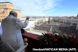 Папа Франциск на балконі на площі Святого Петра 25 грудня 2024 року