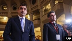 Candidatul AUR, George Simion, și candidatul independent Nicușor Dan, la prima dezbatere la care au luat parte după ce ambii s-au calificat în finala alegerilor prezidențiale. A fost organizată de Blocul Național Sindical, miercuri, 7 mai 2025. 