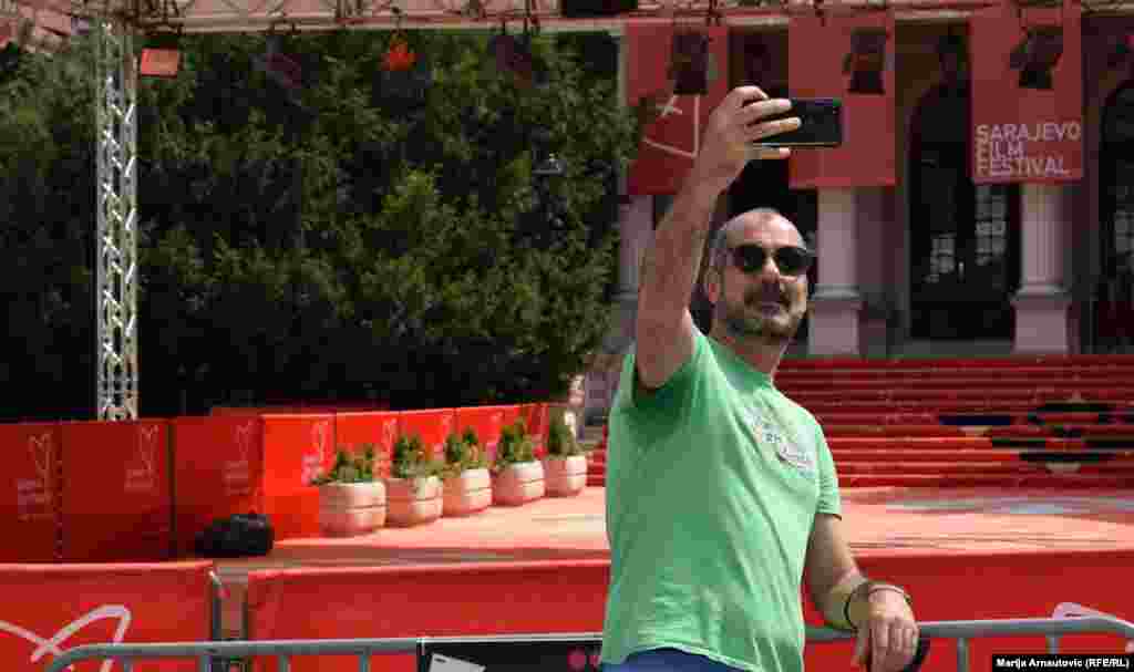 Fotka ispred najfotografisanijeg mjesta Sarajevo Film Festivala, ispred Narodnog pozorišta Sarajevo, dan pred otvaranje&nbsp;najvećeg filmskog takmičenja i platforme filmske industrije na Zapadnom Balkanu.