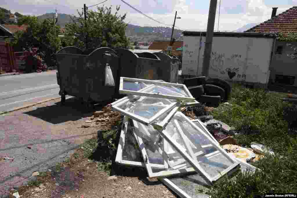 Iz Kantonalnog javnog komunalnog poduzeća "Rad" poručili su da im nedostaje i ljudi i mehanizacije, "a posljedica toga je velika količina smeća pored kontejnera". 
