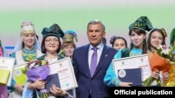 Сулдан уңга: Мидзуки Накамура, Татарстан президент Рөстәм Миңнеханов һәм Ризәлә Йосыпова