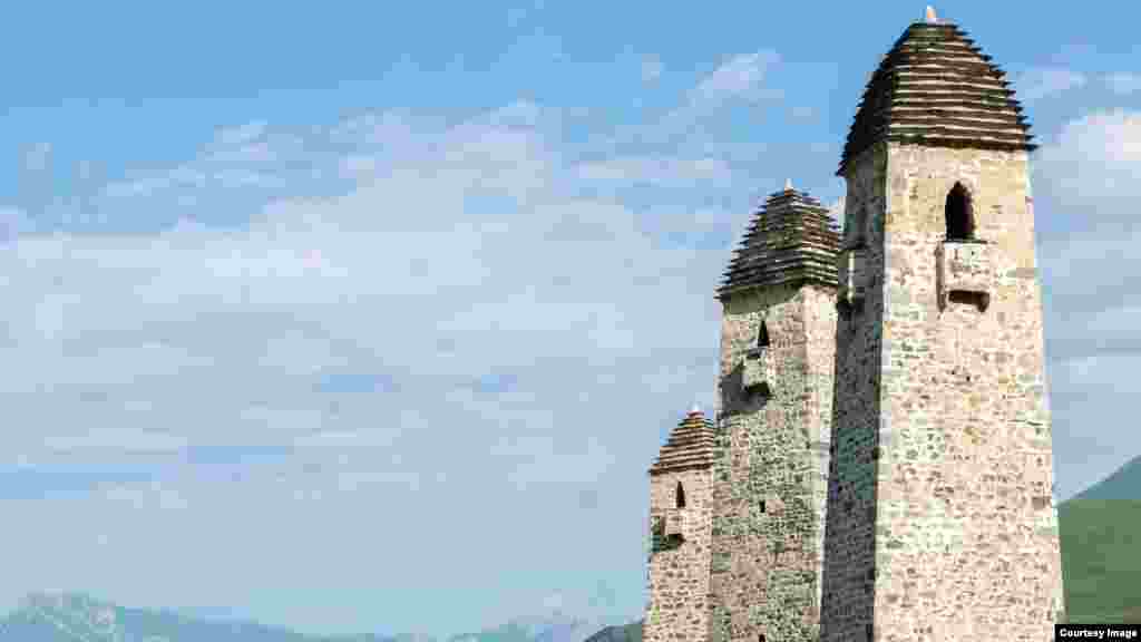 Возраст башен определить сложно. Для некоторых предполагаемая дата строительства "гуляет" на 400 лет. Считается, что низкие и широкие жилые башни, скорее всего, возникли в конце X &ndash; начале XI века. Со временем они развивались, и к XVI веку превратились в классических стройных великанов высотой с десятиэтажный дом и с пирамидальной крышей. Перестали их строить к концу XVIII века, с появлением артиллерии