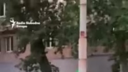 Hapšenja i zaletanje vozilima: Kako je policija razbijala barikade u Beogradu?
