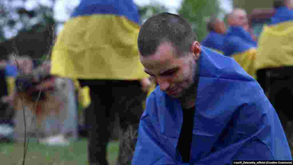 Емоції українського військового після повернення з полону РФ.За даними президента України, військові утримувалися в різних російських регіонах, «ув’язнені тюремною системою з єдиним завданням: знущання і знищення людяності»