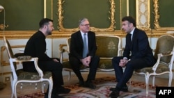 Președintele ucrainean Volodimir Zelenski (s), premierul britanic Keir Starmer (c) și președintele francez Emmanuel Macron (s) în timpul unui summit la Londra pe 2 martie.