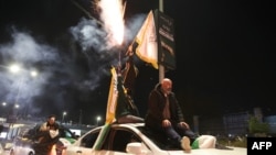 Sirianë duke festuar në Damask njëvjetorin e rrëzimit të Assadit. 8 dhjetor 2025. 