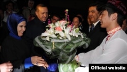 Эрдоган Кытай рәсмиләре белән сөйләшүләрен уйгыр башкаласында башлады, Өремче, 8 апрель 2012 