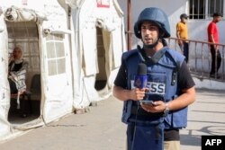 انس الشریف په غزې ښار کې له یو روغتون سره نېږدې ولاړ دی او راپور ورکوي - د ۲۰۲۴ز کال د اکتوبر ۱۱مې انځور.