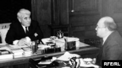 Türkmenistanyň ilkinji prezidenti Saparmyrat Nyýazow Aşgabatda Azat Ýewropa/Azatlyk Radiosyndan Zerif Nazaryň soraglaryna jogap berýär. 1992-nji ýyl.