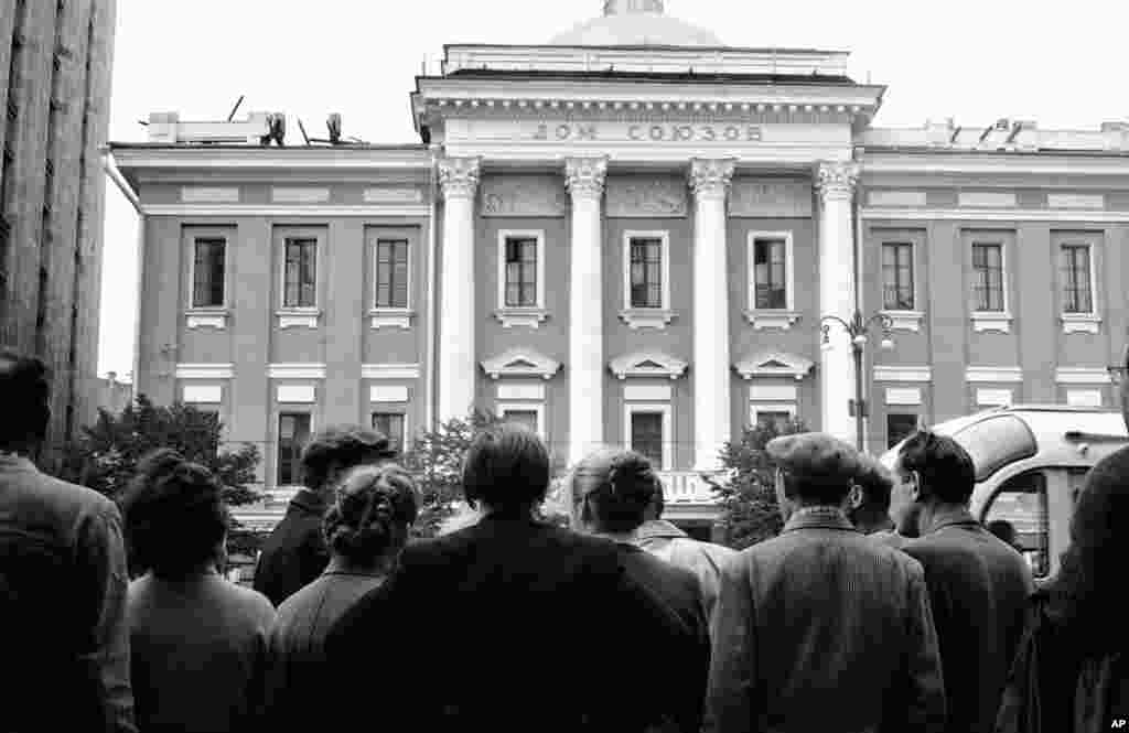 Москвичі збираються перед Будинком союзів у Москві 18 серпня 1960 року, чекаючи появи членів родини Пауерса на другий день судових слухань