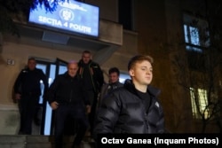 Horatiu Potra și Dorian Potra (d) pleacă de la Secția 4 de Poliție din București, 12 ianuarie 2025.