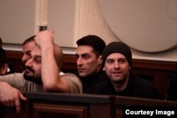 ანდრო ჭიჭინაძე, ვალერი თეთრაშვილი და ონისე ცხადაძე სასამართლო სხდომაზე. ფოტო გადაღებულია 2025 წლის 19 მაისს.