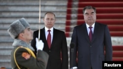 Президент России Владимир Путин и президент Таджикистана Эмомали Рахмон принимают рапорт начальника почетного караула. Душанбе, 27 февраля 2017 года.