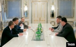 Тодішній президент України Віктор Янукович (другий ліворуч), голова партії Всеукраїнське об'єднання «Свобода» Олег Тягнибок, лідер опозиційної партії «УДАР» Віталій Кличко (справа наліво) під час переговорів. Київ, 22 січня 2014 року