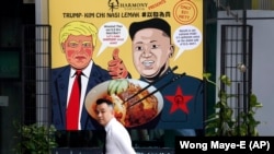 Плакат із зображеннями Дональда Трампа та Кім Чен Ина в Сингапурі