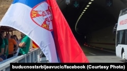 Zastava Srbije i građani okupljeni kod ulaza u tunel na deonici auto-puta Miloš Veliki, 5. jul 2025.
