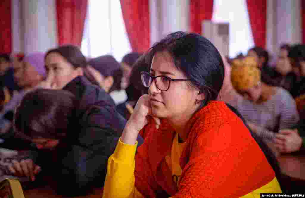 ОшМУнун студенттери журналисттик иликтөө, "Азаттыктын" ишмердүүлүгү тууралуу суроолорду беришти.&nbsp;