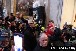 Президент Трампты колдогон жана АКШ Конгрессинин имаратынын ичине күч менен кирип алган демонстранттардын бир тобу. 2021-жылдын 6-январы.