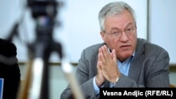 Rade Veljanovski: Kada bi Vučić pokušao da organizuje miting samo pozivom, kao što to čine studenti, suočio bi se sa realnošću da mu ne bi došlo više od par stotina ljudi. Novi Sad je prkosan.