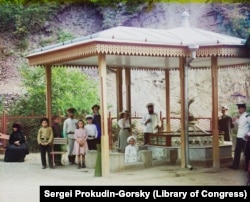 კურორტი ბორჯომი, 1905-1912 წლები. დამსვენებლები სამკურნალო წყალს სვამენ