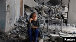 غزه کې یوه بې ځایه شوې نجلۍ