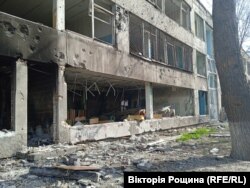 Зруйнована обстрілами школа в Маріуполі. Квітень 2022 року
