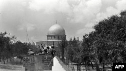 În 1967, un vehicul militar israelian se îndreaptă spre Domul Stâncii, cea mai veche construcție islamică funcțională din lume, lângă moscheea Al-Aqsa. Locul (Haram ash Sharif / Muntele Templului) este unul sfânt și pentru musulmani, și pentru evrei, și pentru creștini.