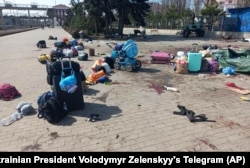 Плями крові серед сумок, валіз і дитячого візочка на платформі після обстрілу на залізничному вокзалі в Краматорську, 8 квітня 2022 року