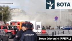 Zyrtarë policorë serbë shihen pranë vendit ku kishte të shtëna dhe zjarr në Beograd më 22 tetor 2025. 