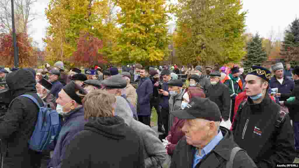 Тинчурин паркында узган соңгы хәтер көне җыены. 15 октябрь, 2021 ел. Соңгы хәтер көне җыеннарындагы чыгышлары өчен берничә татар активистына һәм бу җыеннарны оештыручы Татар иҗтимагый үзәгенә мәхкәмә штрафлар сала. Татар иҗтимагый үзәге эшчәнлеге әлеге җыеннардагы чыгышлар өчен экстремистик оешма булуда гаепләнеп, тыела.