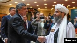 د روسیې ځانګړی استازی د طالبانو د کانونو او پیترولیم له وزیر سره روغبړ کوي